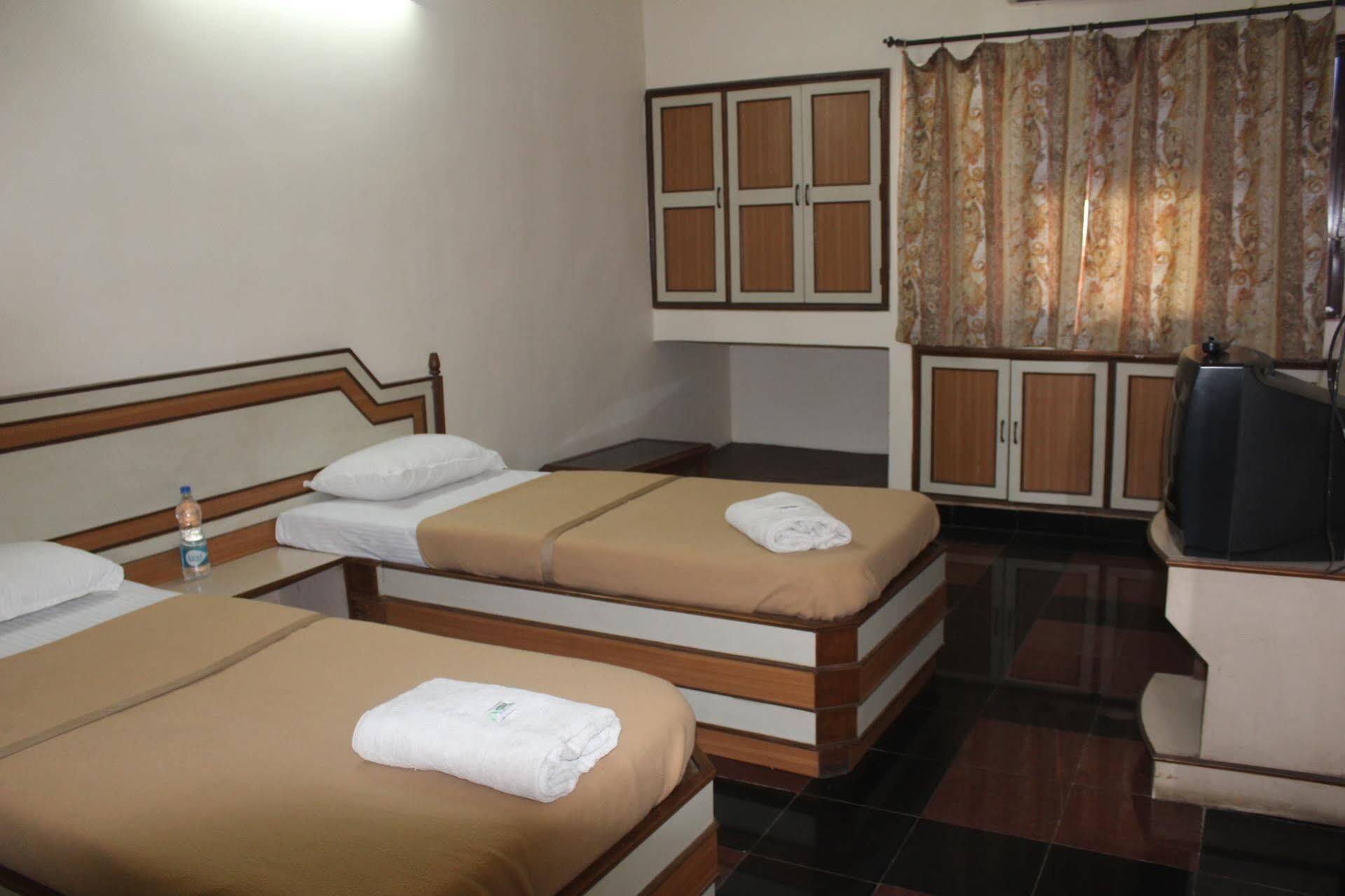 Royale Inn Vapi Exterior photo