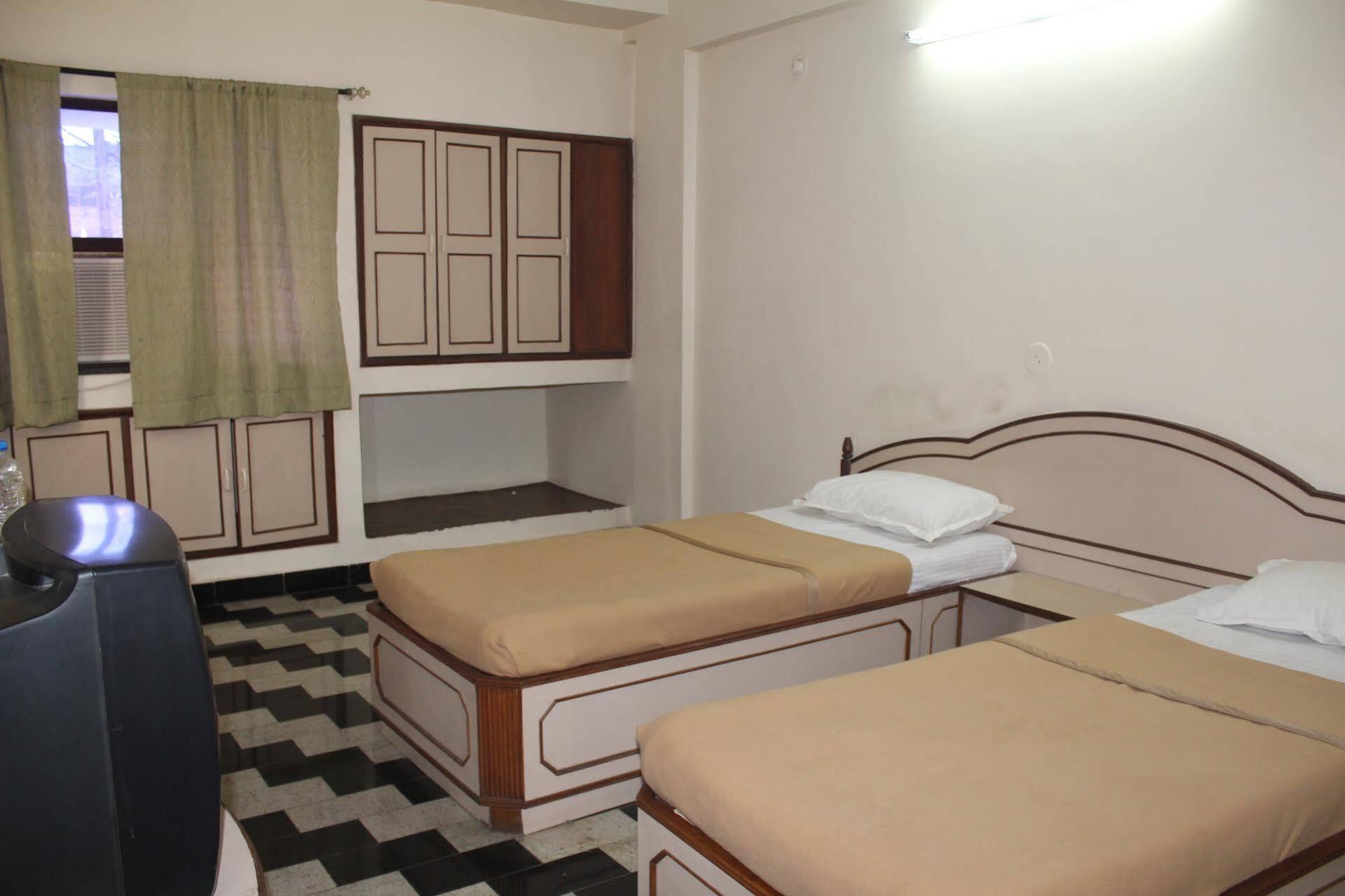 Royale Inn Vapi Exterior photo